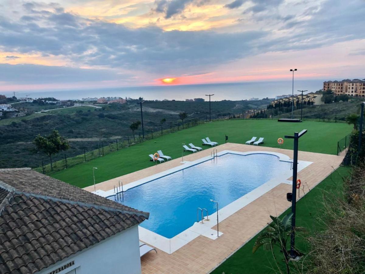 Small Oasis Nelson Mandela Apartment With Sea View, Two Bedrooms, Parking, Terrace And Pool Manilva Esterno foto